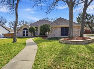 1312 Crows Nest Ct, Azle, TX 76020