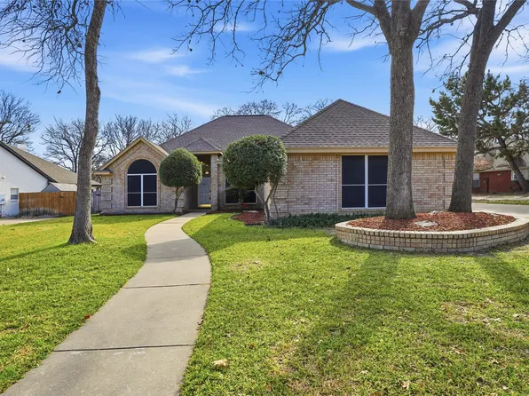 1312 Crows Nest Ct, Azle, TX 76020