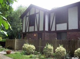 18 Birchwood Rd #4, Coram, NY 11727