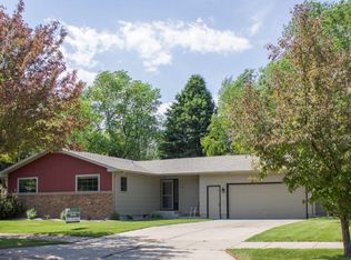 514 Plain Hills Dr, Grand Forks, ND 58201