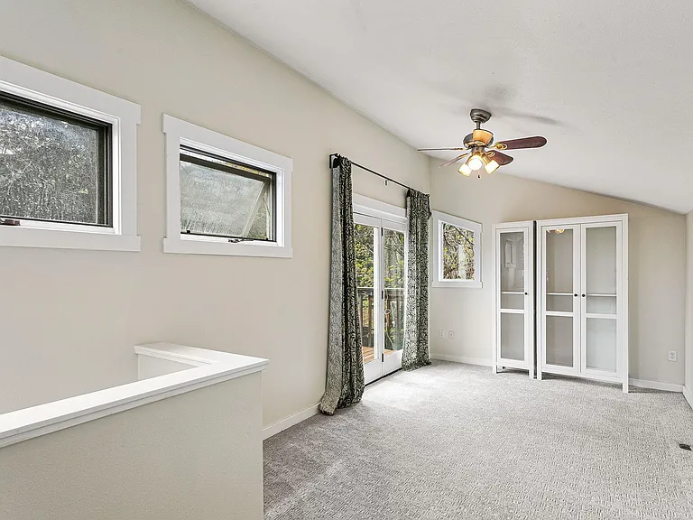 1099 Gilbert St — Photo 34
