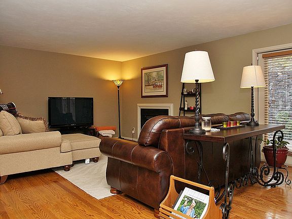 4th image of 3273 Londonderry Ln