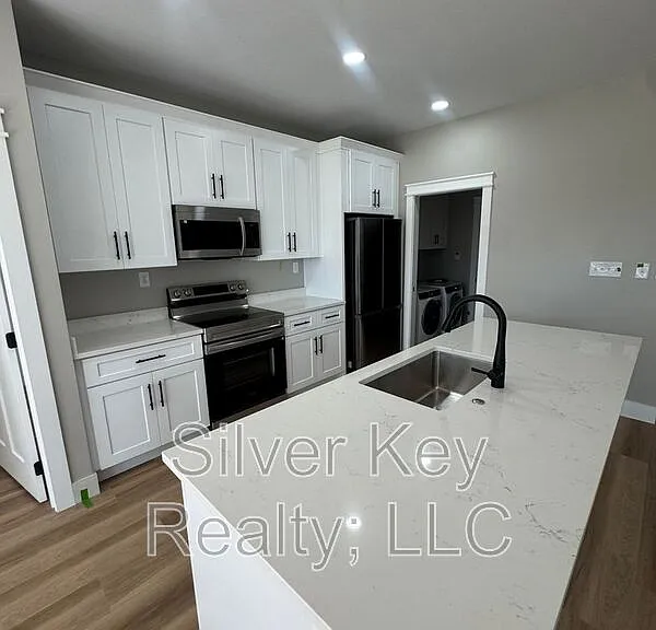 918 Stratford Ave — Photo 12