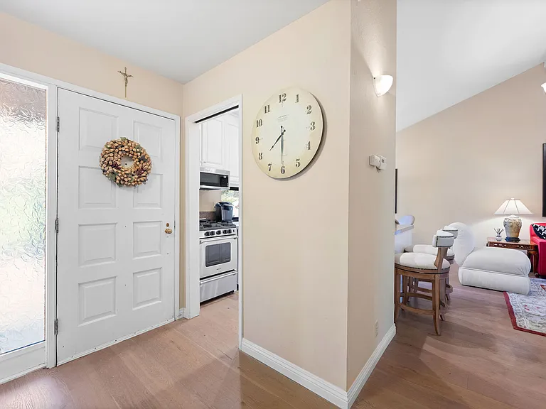 33 Fairway Dr — Photo 2