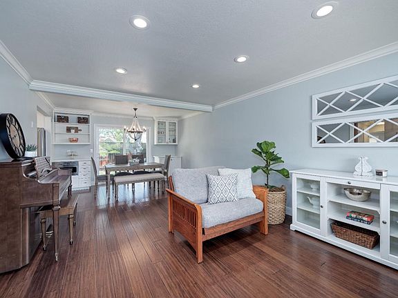 3rd image of 1267 Oakglen Way