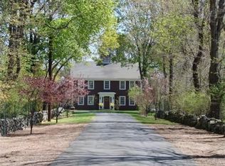 281 Chestnut St, Lynnfield, MA 01940