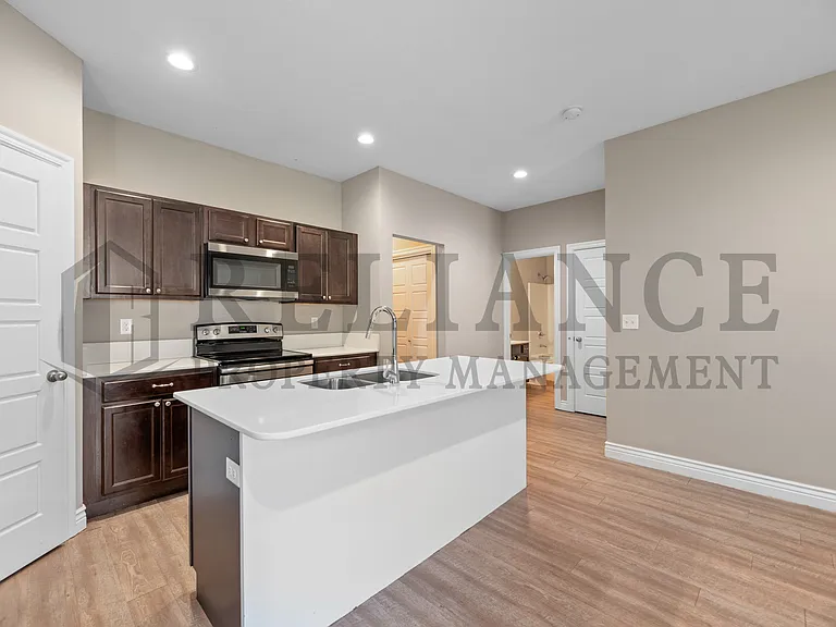 5525 S Victoria St — Photo 10