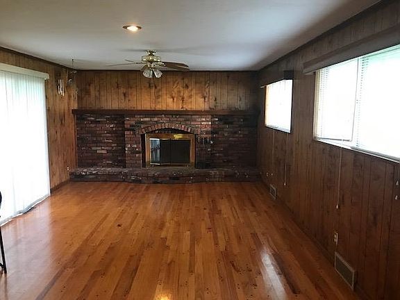 3rd image of 9810 Walnut St