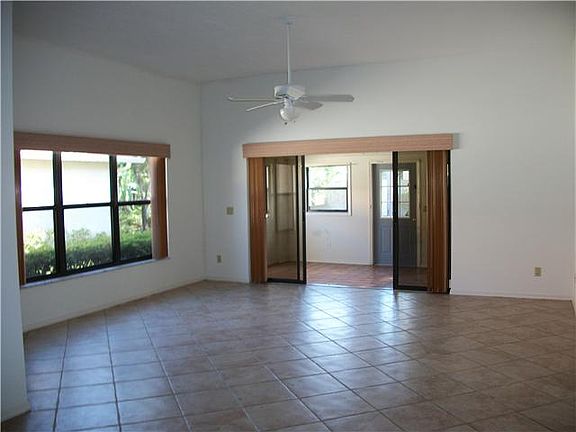 3rd image of 2964 SW Mariposa Cir