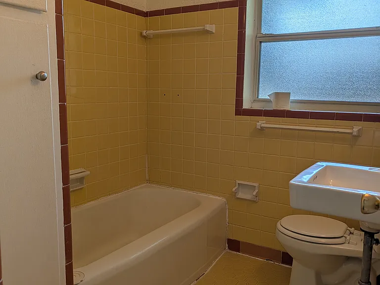 811 Putnam Ave — Photo 9