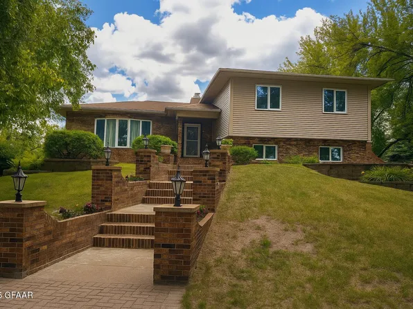 3717 18th Ave S, Grand Forks, ND 58201