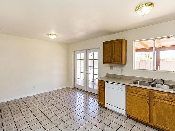 4th image of 1570 N Gilbert Ave