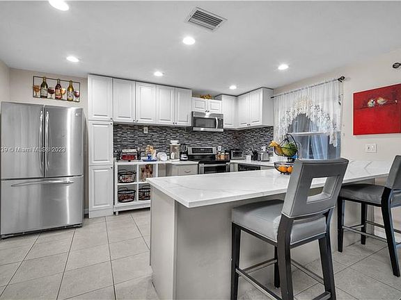 4th image of 4361 Coral Springs Dr #1B