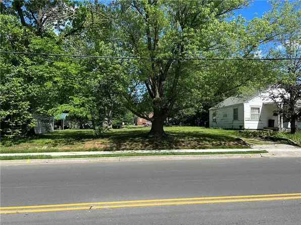1124 N Ash St, Nevada, MO 64772