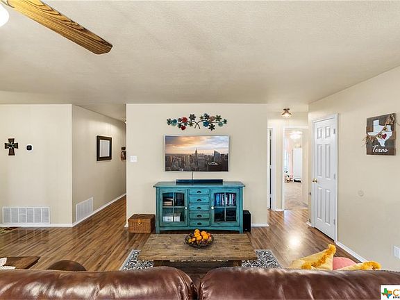 4th image of 210 Mesquite Cir