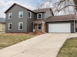 373 Cambridge Dr NE, Cedar Rapids, IA 52402