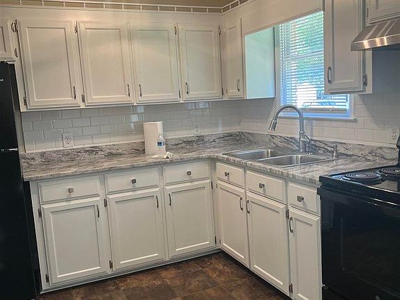 3rd image of 811 E Scarlett Ln