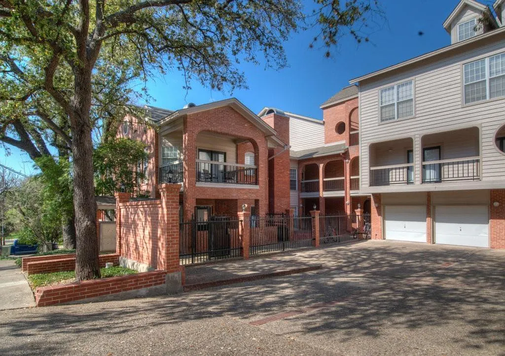 4 bed, 1424 sqft, $3,395 — Photo 1