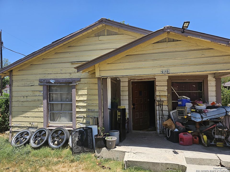 2nd image of 2823 COLIMA ST