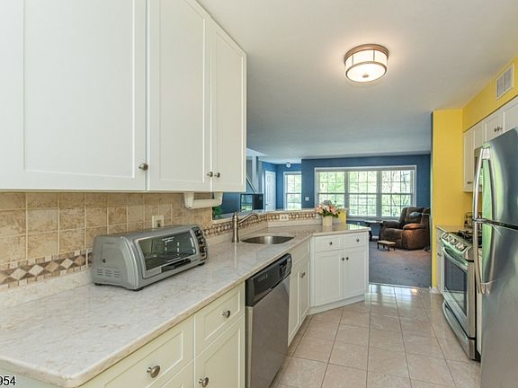 5th image of 102 Appleton Way