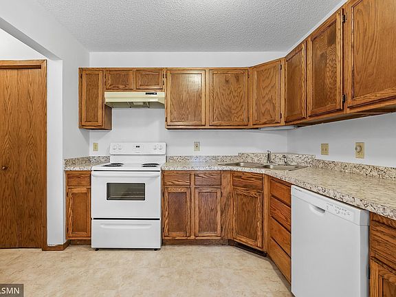 5th image of 256 Maureen Ln NE