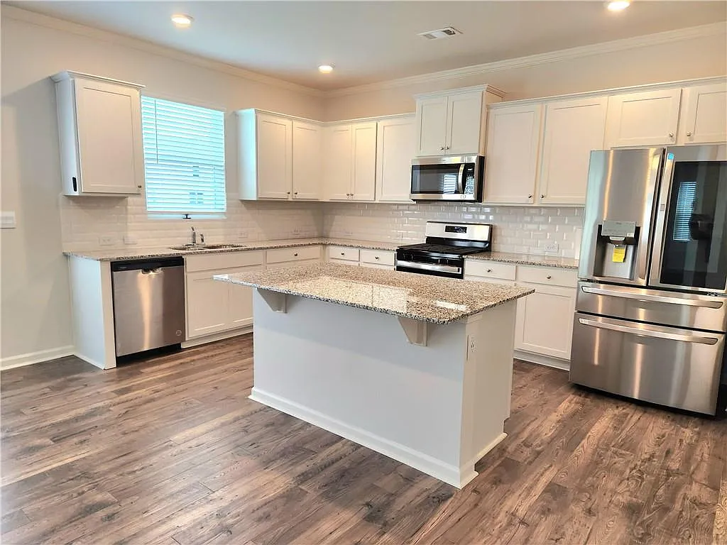 5 bed, 3.0 bath, 2804 sqft, $2,800 — Photo 2
