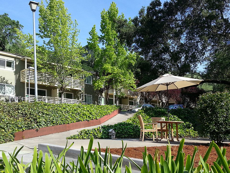 2nd image of 100 Kings Cir #6