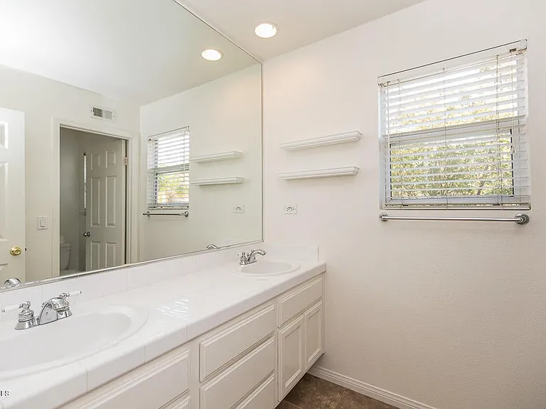 3035 Hollycrest Ave — Photo 6