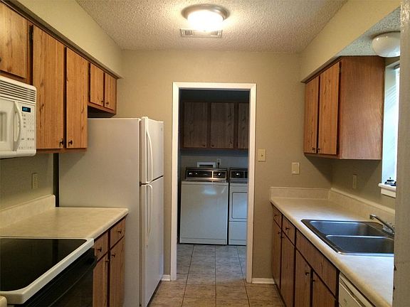 3rd image of 304 Amherst Ct