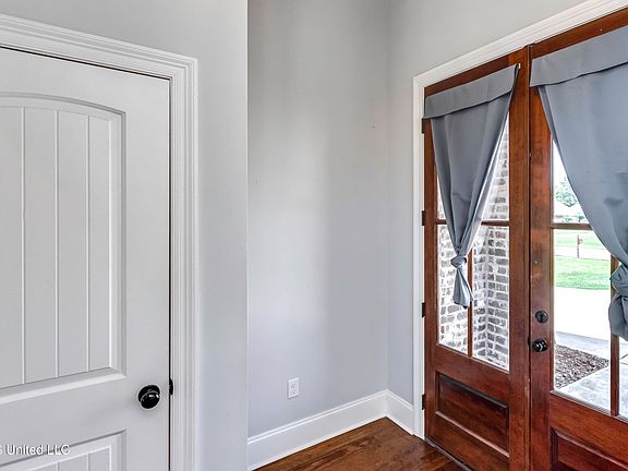 3rd image of 162 Sweetbriar Cir