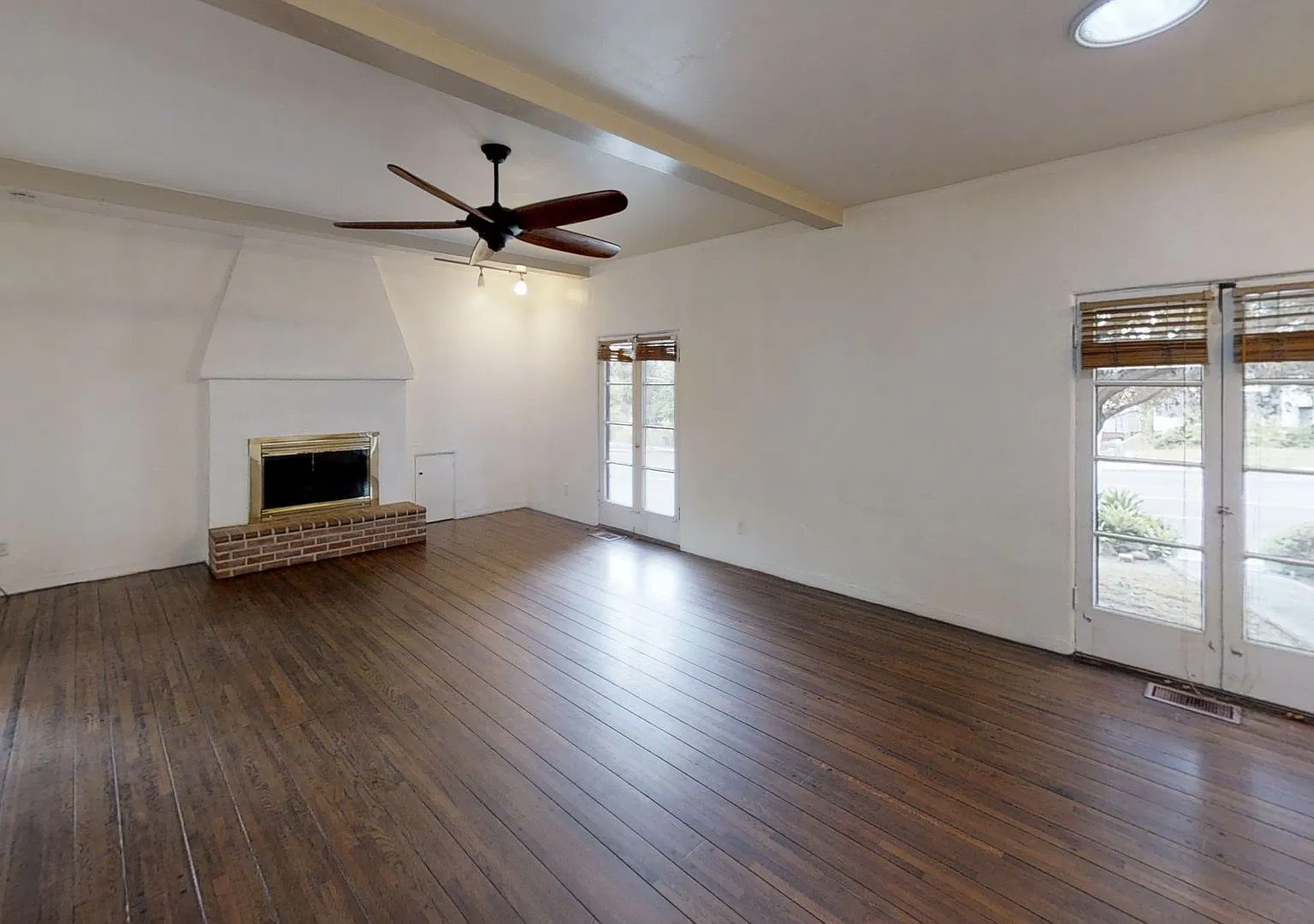 Large 6 Rooms/2BA on College! — Photo 3