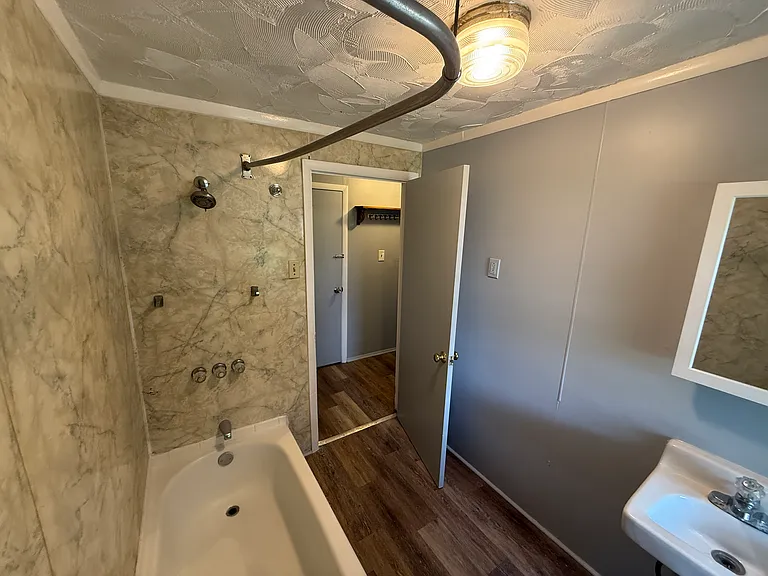 2320 W 11th St — Photo 24