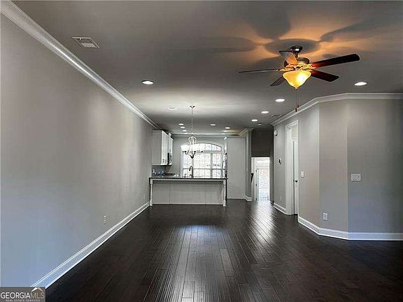4th image of 1075 Township Sq