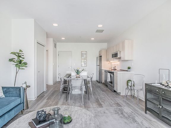 4th image of 7410 Kercheval Ave #211