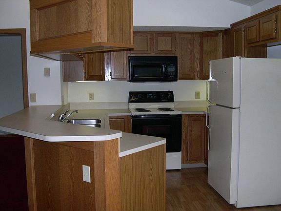 3rd image of 1277 Hillview Cir W