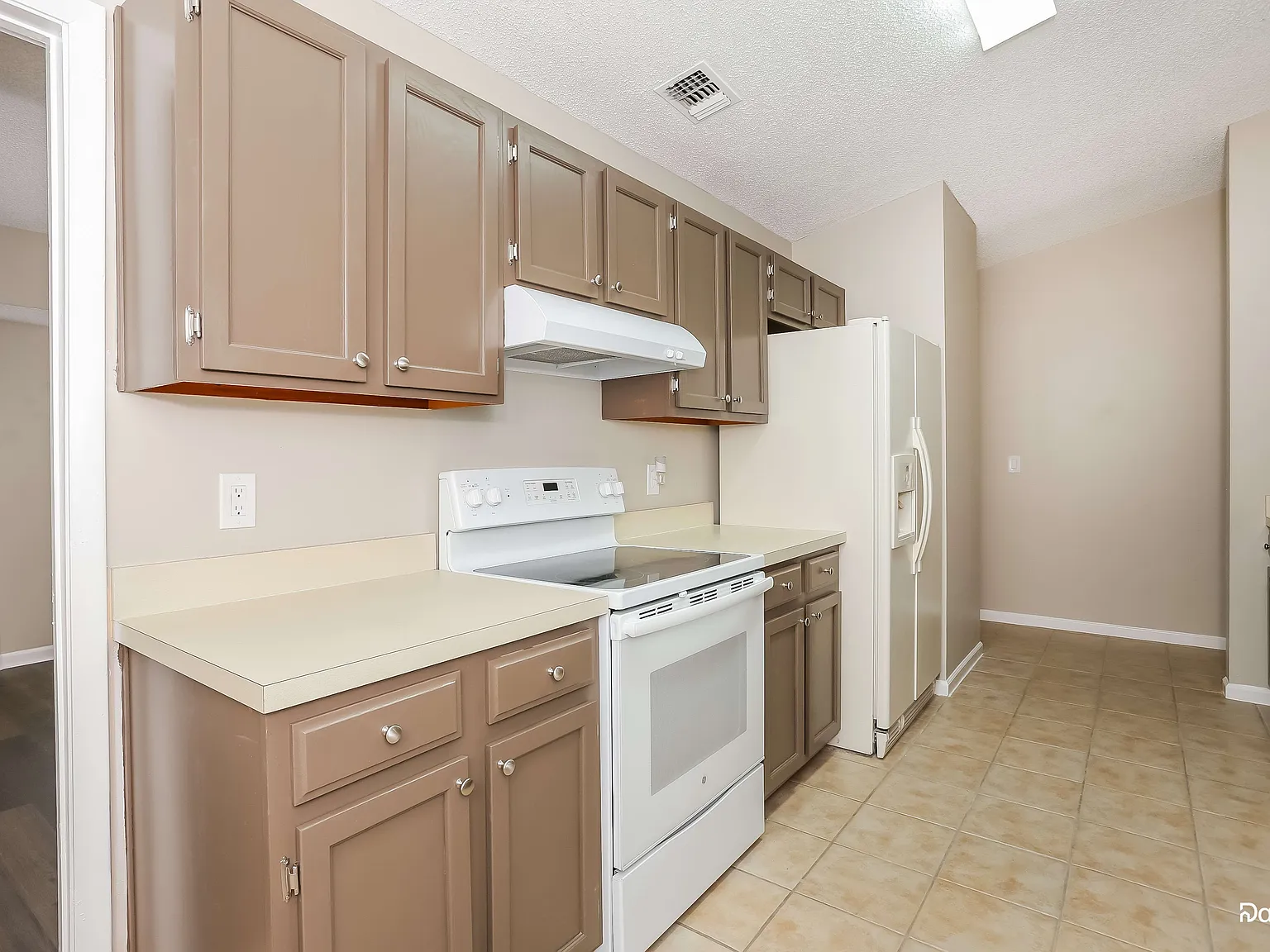 3 bed, 2.0 bath, 1716 sqft, $1,870 — Photo 2