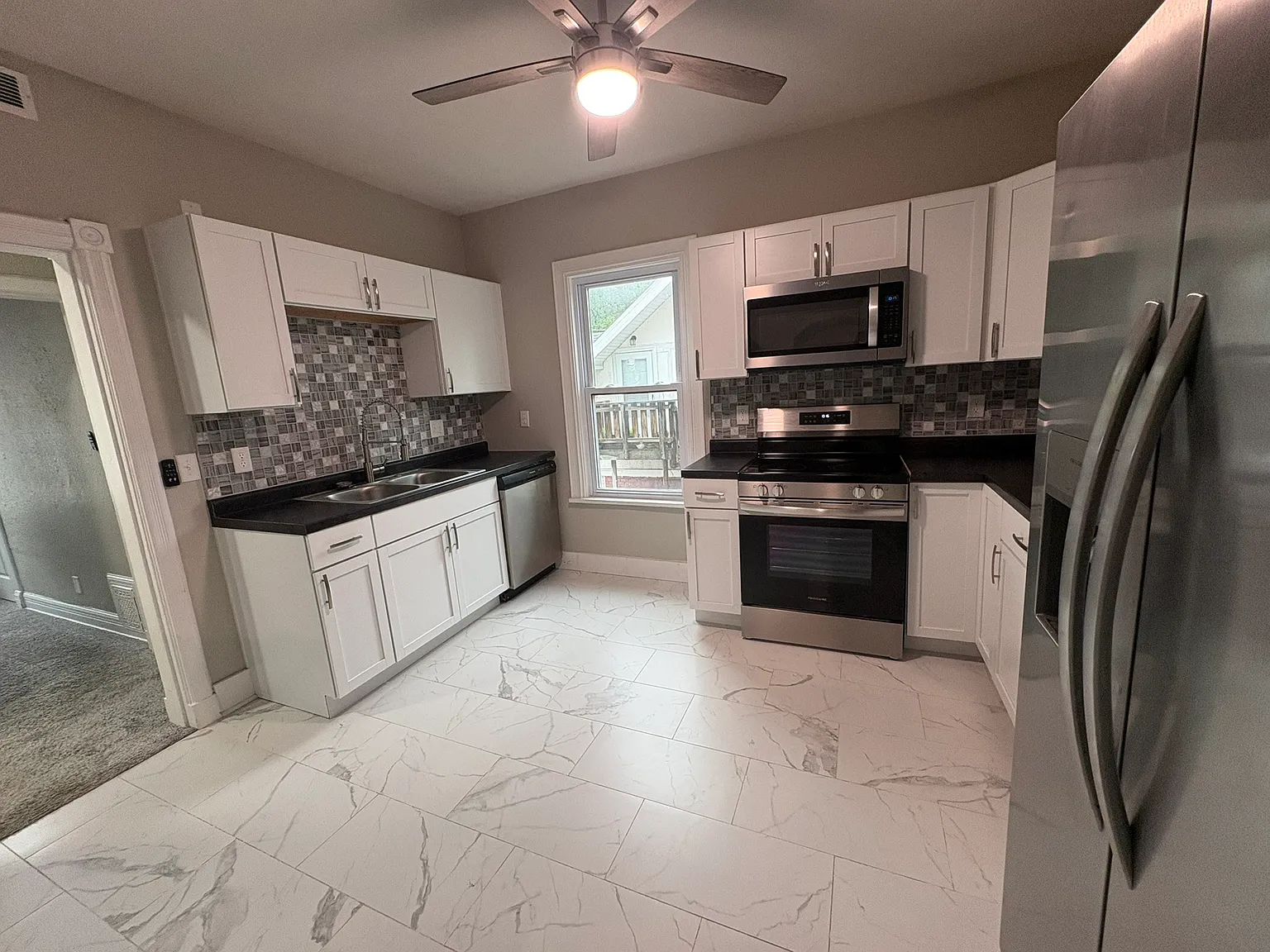 3 bed, 1100 sqft, $1,599 — Photo 3