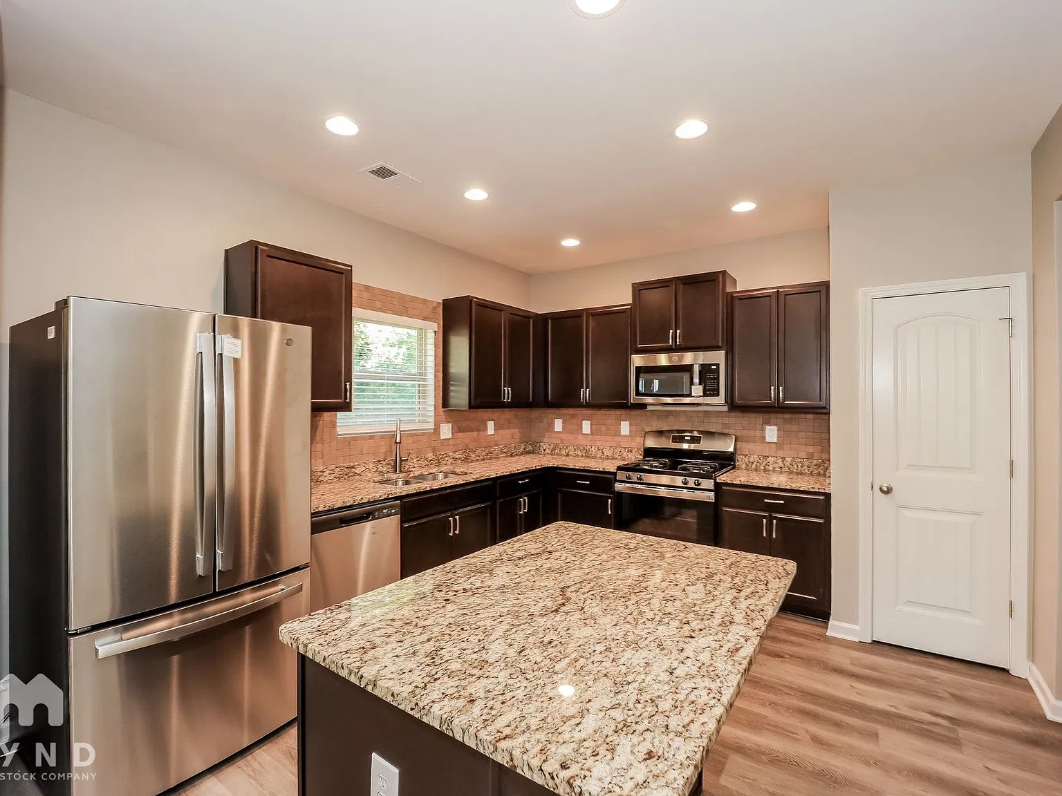 3 bed, 2.5 bath, 2108 sqft, $2,105 — Photo 2