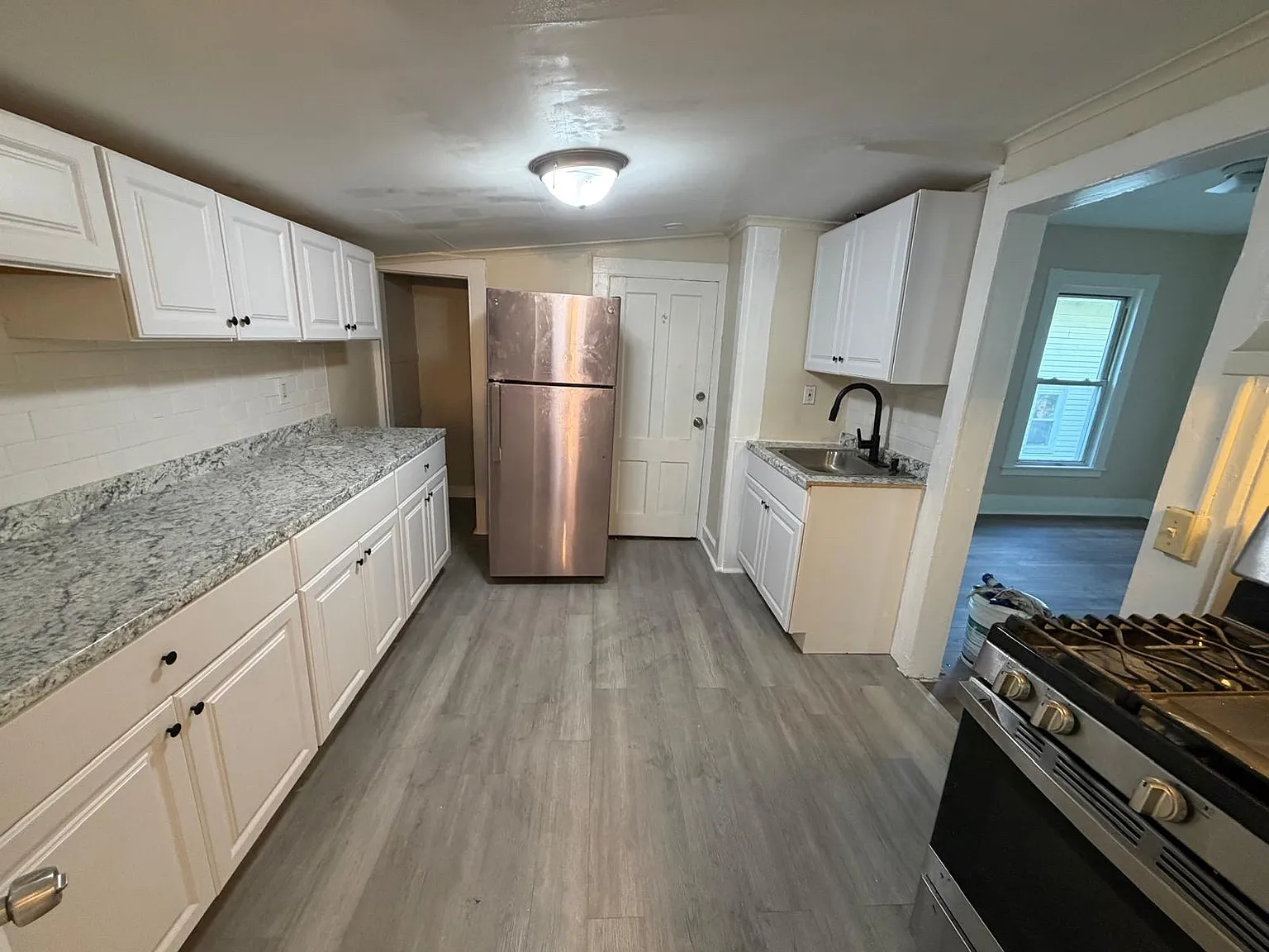 4 bed, 950 sqft, $1,849 — Photo 2