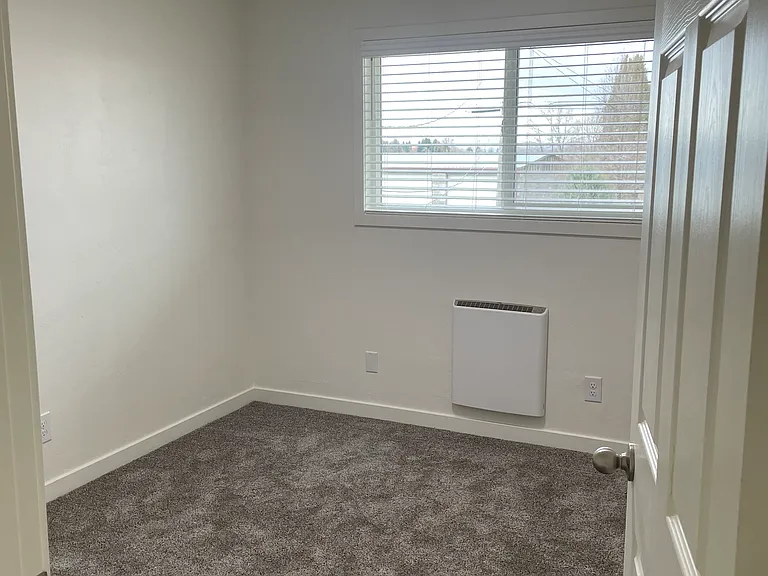 Spare bedroom.