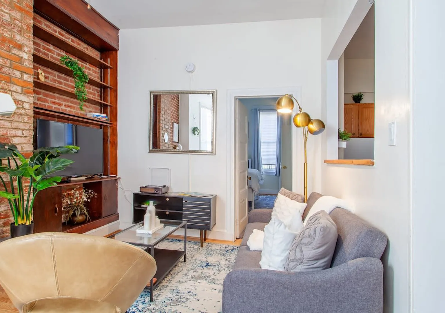 Classy 1-BR Flat Nestled Between Dupont & Logan — Photo 3