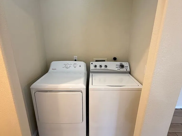 1911 Girard Blvd NE — Photo 12