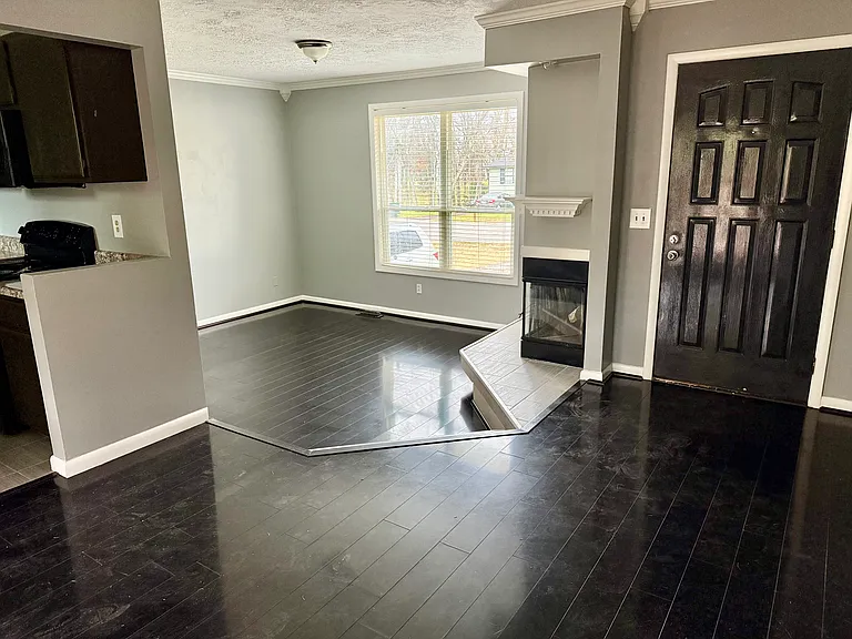211 Lake Cv — Photo 3