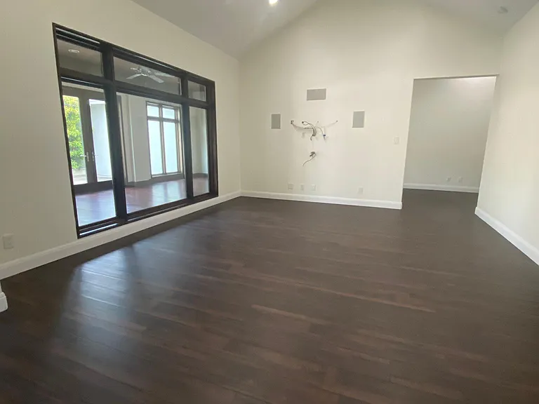 407 Jordan Dr — Photo 5