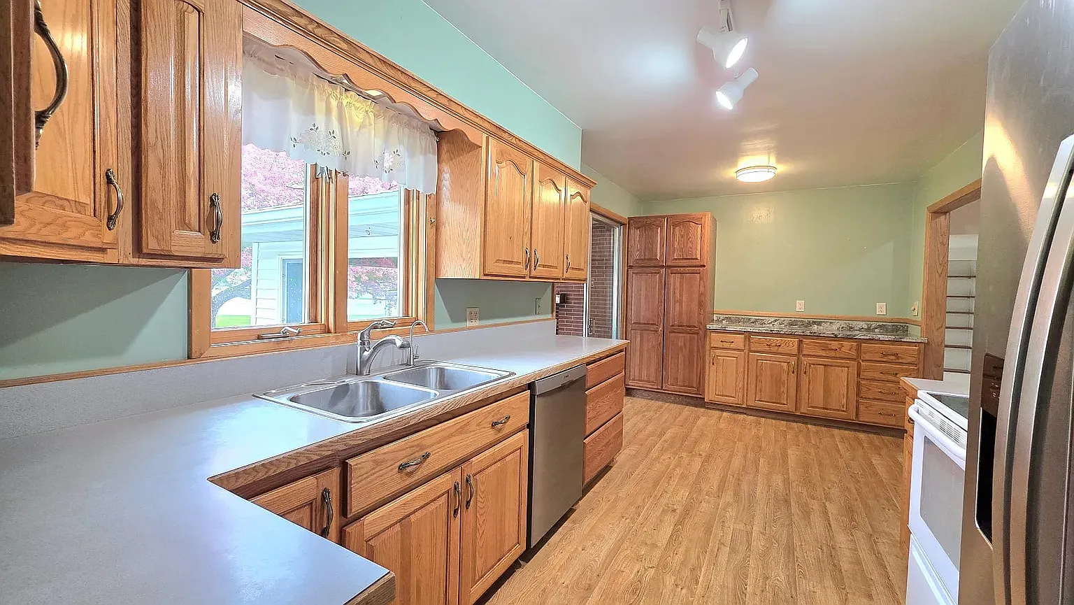 4 bed, 2.5 bath, 1858 sqft, $2,500 — Photo 4