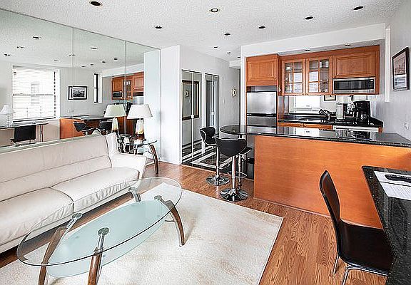 3rd image of 150 W 51st St APT 910