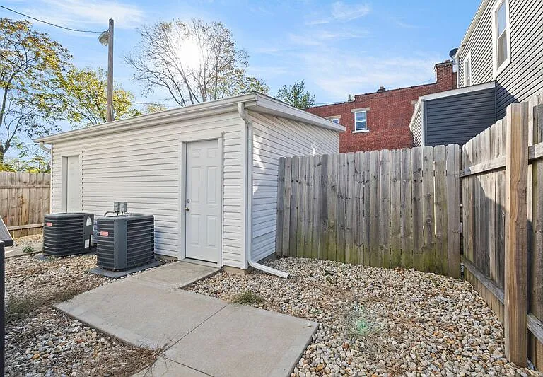 1683 E Main St — Photo 22