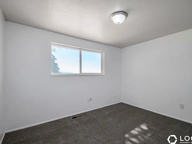 4247 S 2450 W — Photo 8