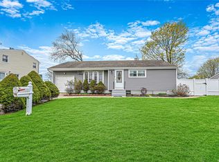 12 Arthur St, Brentwood, NY 11717