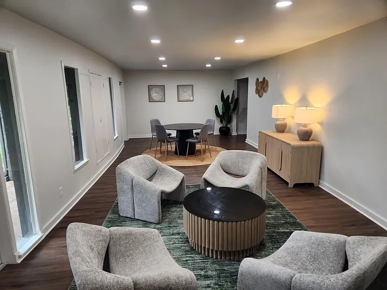 The Columns Apartments — Photo 14